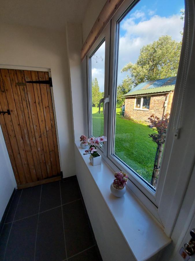 Saughall Mill Farm Cottage Chester Eksteriør billede